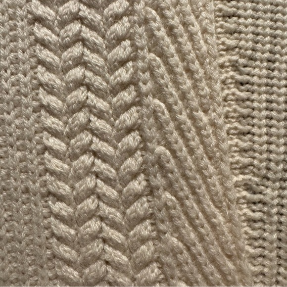 Burberry Cashmere Wool Cable V-neck Cream Sweater, Size S / P - Picture 13 of 15